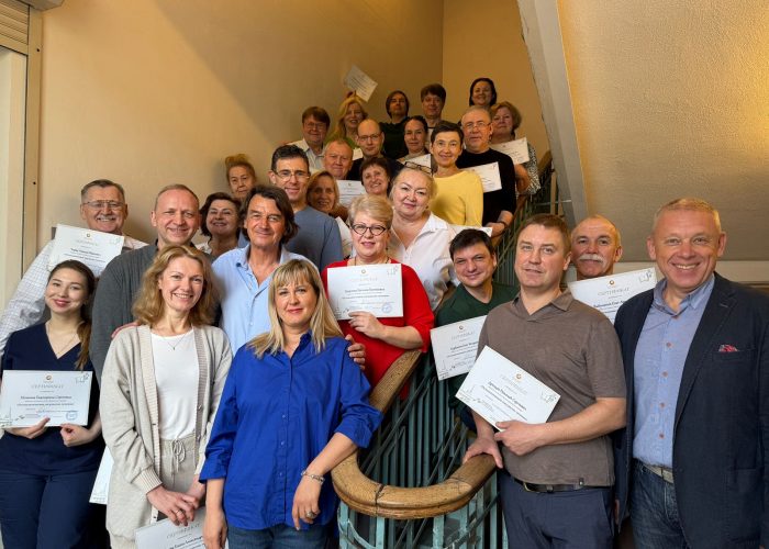 PHOTO_GROUPE_FIN_DE_FORMATION_AVEC_DIPLOMES